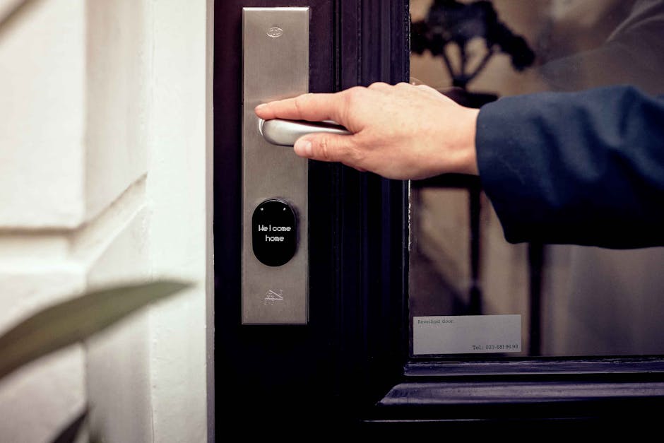 Voyageur ouvrant la porte d'un logement équipé d'une serrure connectée affichant Welcome home