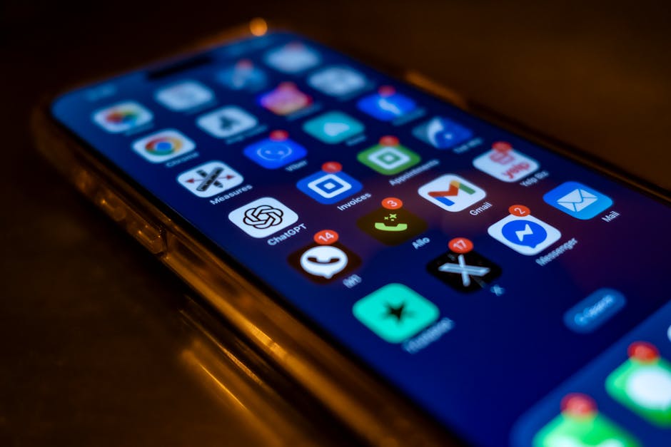 Écran de smartphone couvert d'icônes d'applications avec de nombreuses notifications en attente